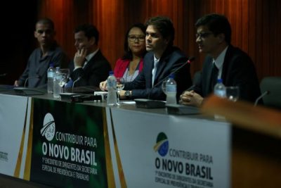 O presidente do INSS, Renato Vieira, demais diretores do órgão e autoridades convidadas, participam do lançamento do Programa de Integridade do INSS